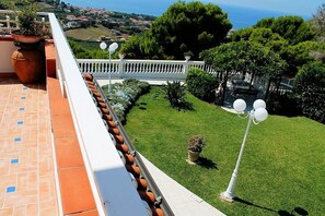 Property grounds - Villa Virginia: A splendid two-story villa which faces the sun and the sea, with Free WI-FI. (Castellabate)