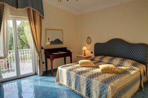 7 bedrooms, desk, iron/ironing board, free WiFi - Villa Virginia: A splendid two-story villa which faces the sun and the sea, with Free WI-FI. (Castellabate)