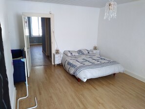 3 Schlafzimmer, Bügeleisen/Bügelbrett, Bettwäsche