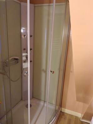 Dusche, Haartrockner, Handtücher, Seife