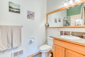 Combined shower/tub, hair dryer, towels, soap - All About the View - Walk to River, Town, & Trails in Quaint Mosier (Mosier)
