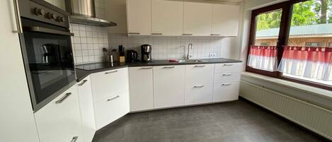 Kühlschrank, Ofen, Geschirrspüler, Hochstuhl