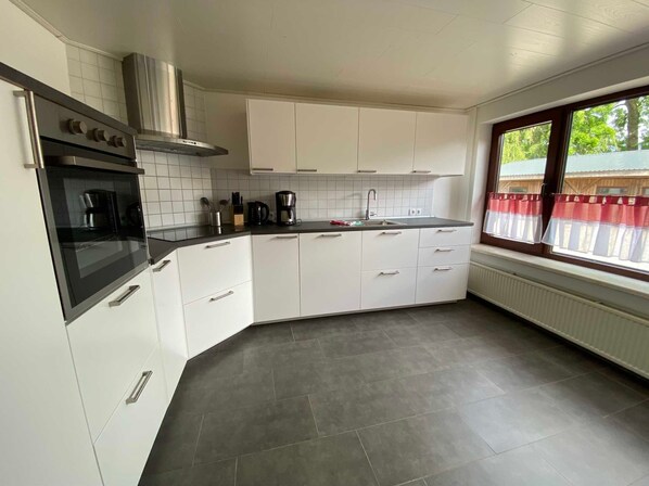 Kühlschrank, Ofen, Geschirrspüler, Hochstuhl