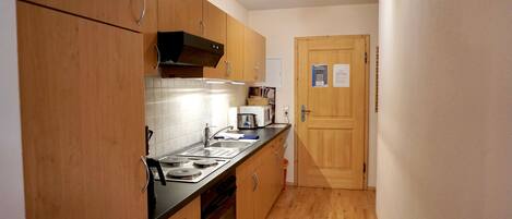 Réfrigérateur, micro-ondes, four, cafetière/bouilloire