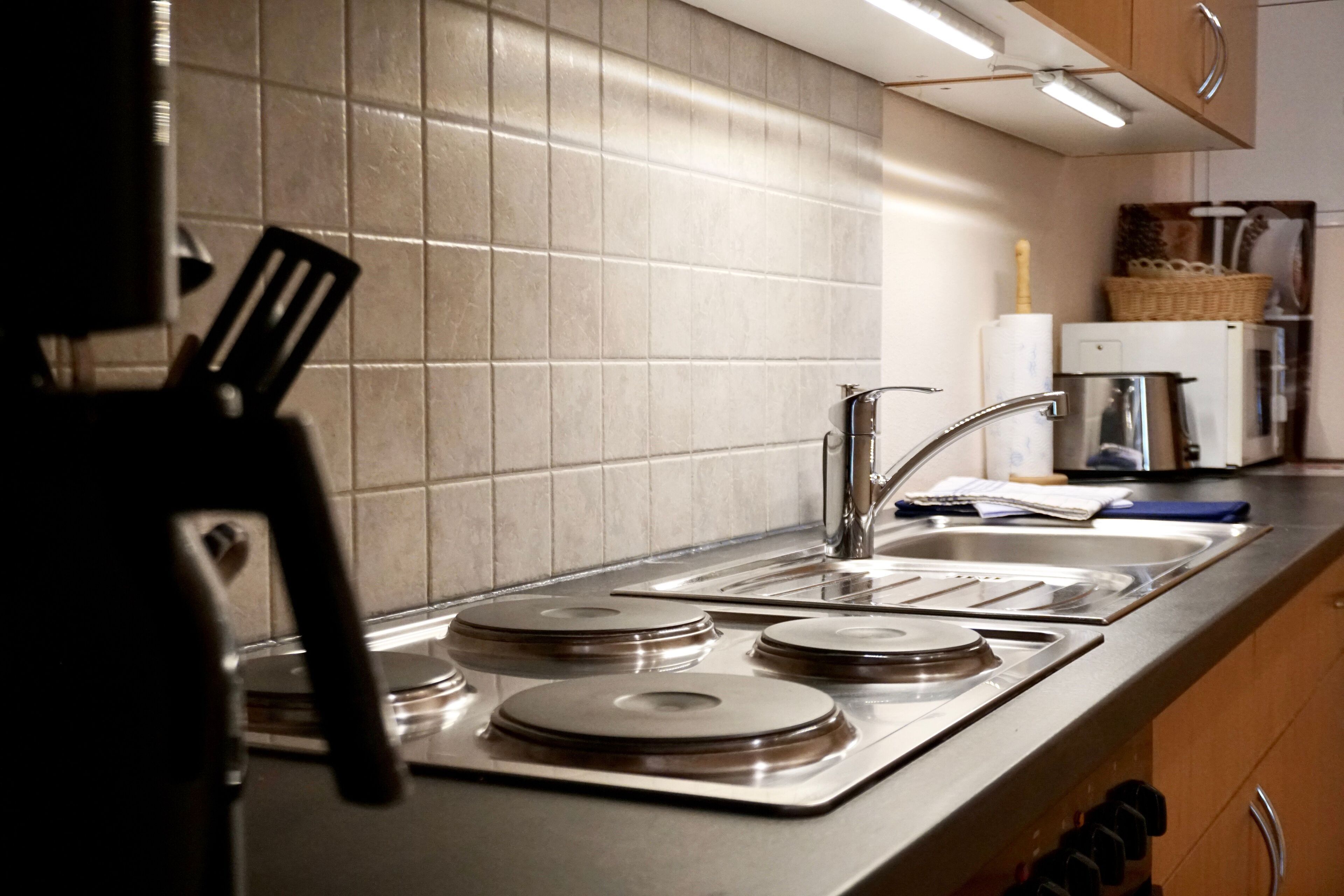 Kühlschrank, Mikrowelle, Ofen, Wasserkocher mit Kaffee-/Teezubehör