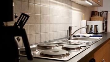 Kühlschrank, Mikrowelle, Ofen, Wasserkocher mit Kaffee-/Teezubehör