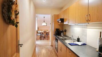 Fridge, microwave, oven, coffee/tea maker