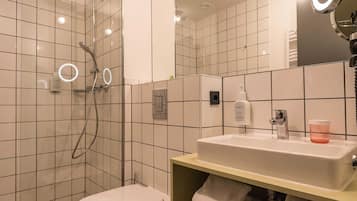 シャワー、ヘアドライヤー、タオル、石鹸