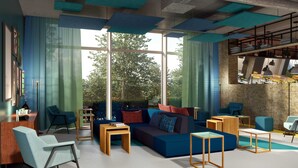 Ein modernes Wohnzimmer mit einem Ecksofa, Sesseln und einem Couchtisch.