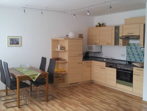Kühlschrank, Mikrowelle, Ofen, Geschirrspüler