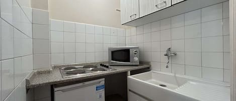 Kühlschrank, Mikrowelle, Wasserkocher mit Kaffee-/Teezubehör, Toaster