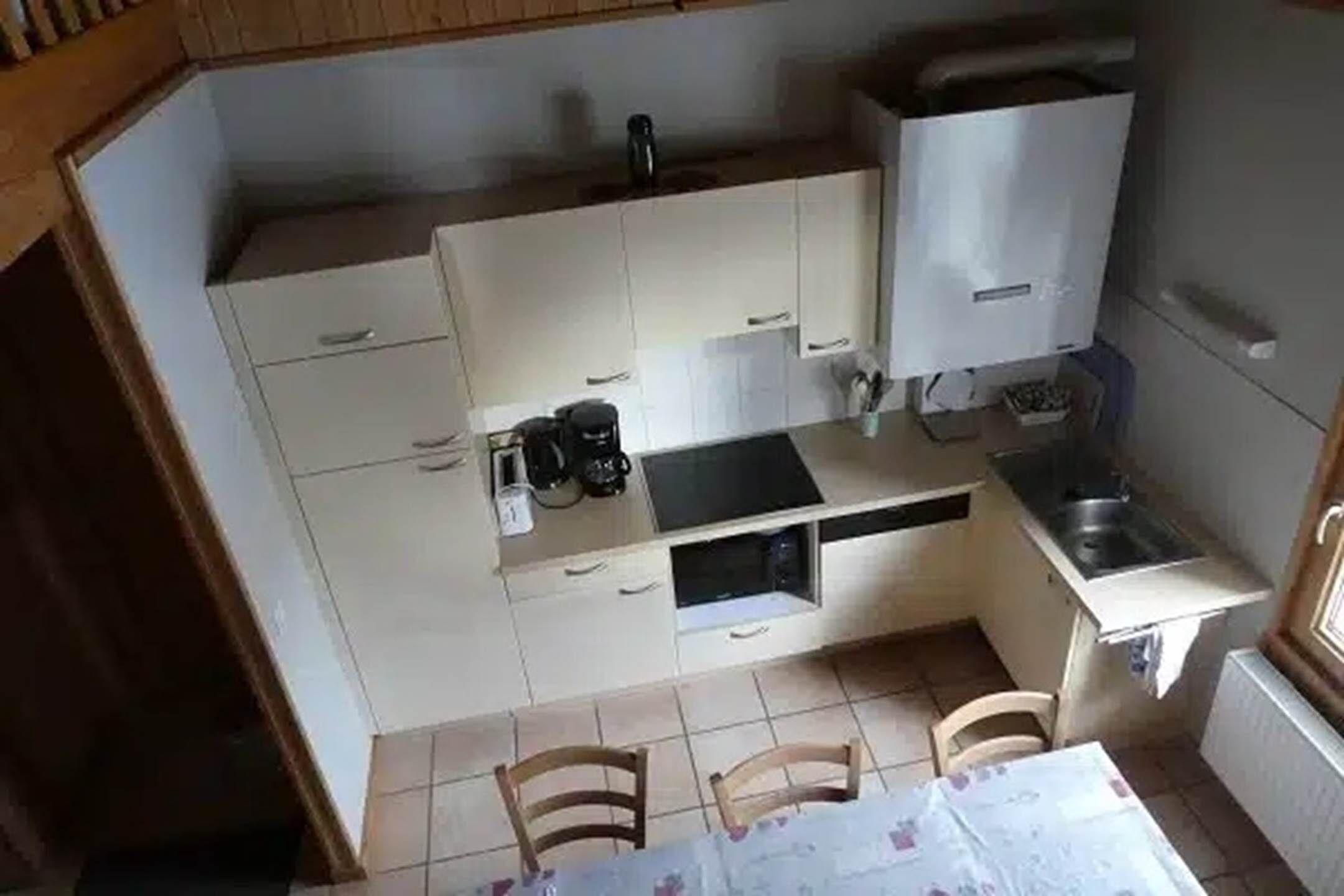 Wasserkocher mit Kaffee-/Teezubehör, Kühlschrank, Mikrowelle, Ofen