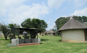 Decoración personalizada, muebles diferentes y ropa de cama 