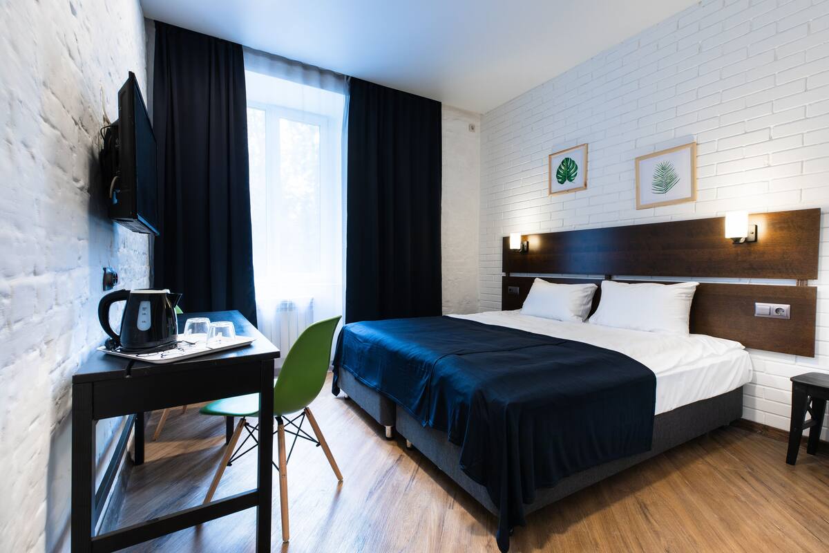 Standaard kamer, 1 twee- of 2 eenpersoonsbedden | 1 slaapkamer, luxe beddengoed, een bureau, een strijkplank/strijkijzer