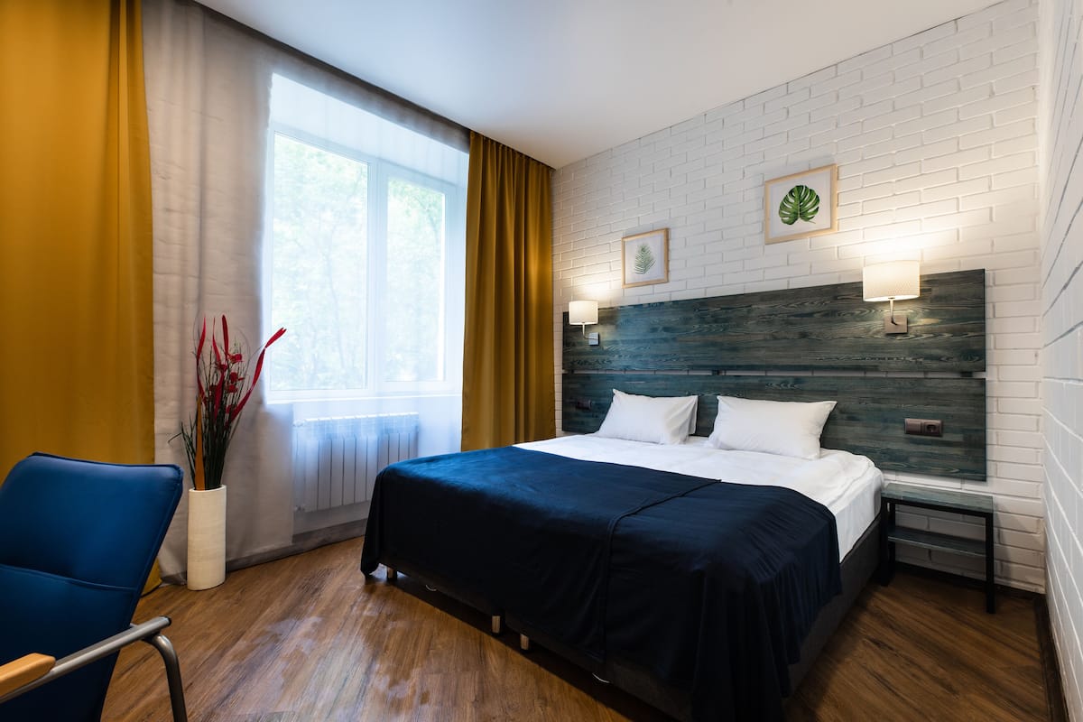Comfort kamer, 1 twee- of 2 eenpersoonsbedden | 1 slaapkamer, luxe beddengoed, een bureau, een strijkplank/strijkijzer