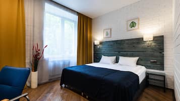 Premium bedding, desk, iron/ironing board, free WiFi