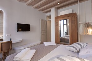 2 bedrooms, in-room safe, desk, iron/ironing board