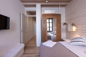 2 bedrooms, in-room safe, desk, iron/ironing board