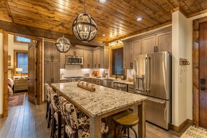 Fridge, microwave, oven, stovetop - Three Little Bears at Eagles Nest - pet friendly, walk to tennis (Banner Elk)