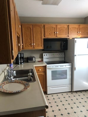 Een koelkast, een microgolfoven, een oven, een kookplaat