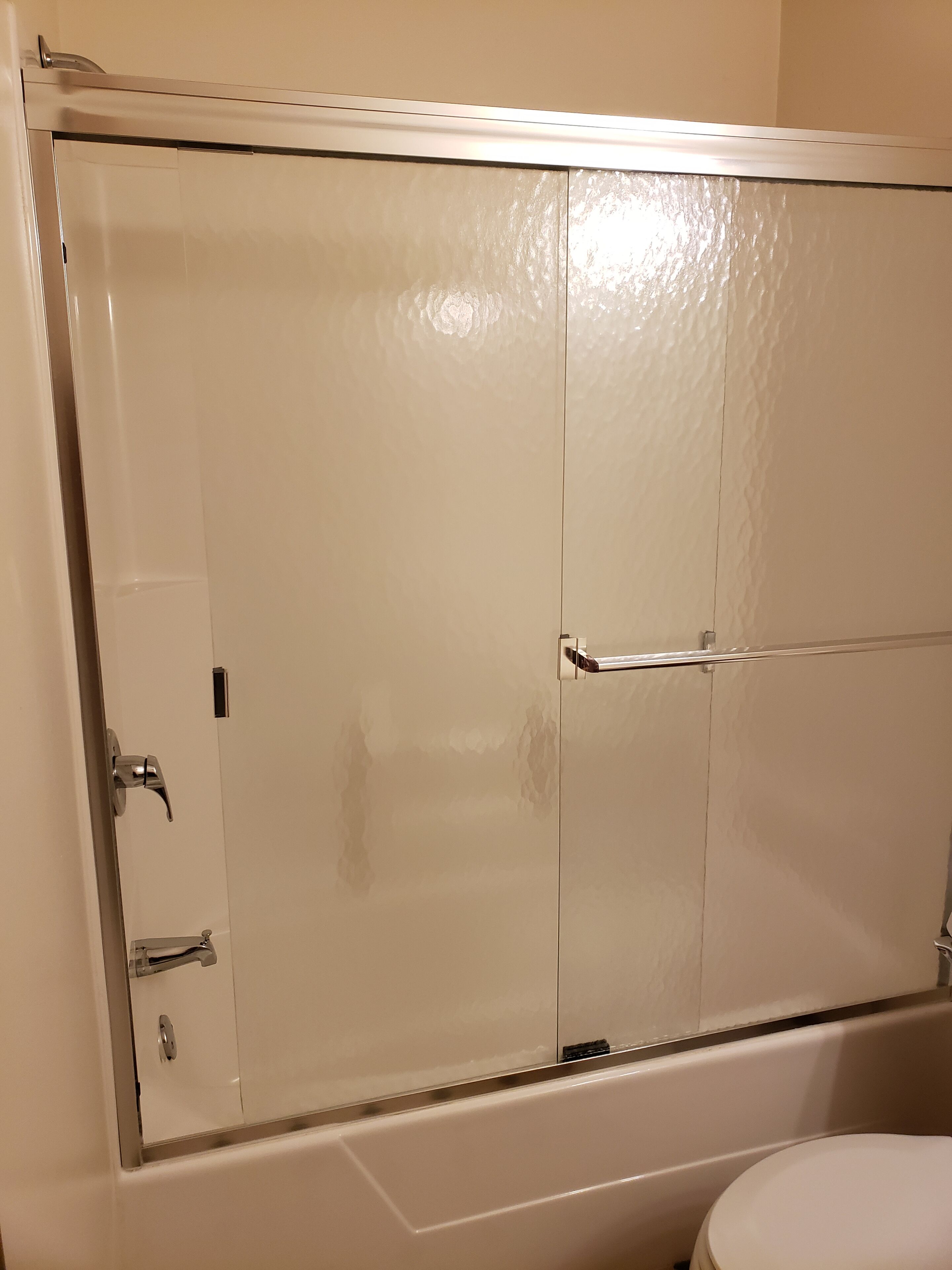 Duschwanne, Handtücher, Seife, Toilettenpapier