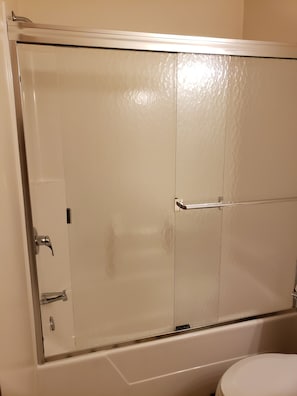 Duschwanne, Handtücher, Seife, Toilettenpapier
