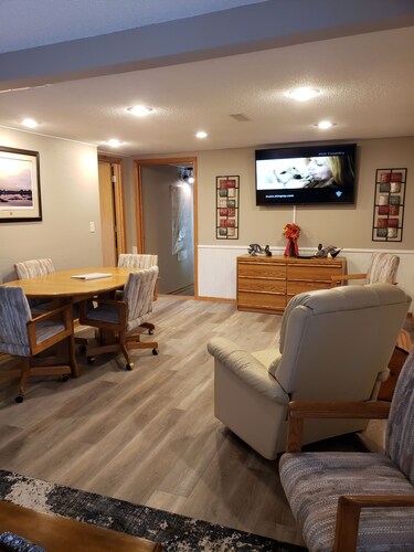 One Mile from Airport!!   3 Bedroom Lodge Sleeps 5 to 7