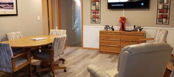 One Mile from Airport!!   3 Bedroom Lodge Sleeps 5 to 7