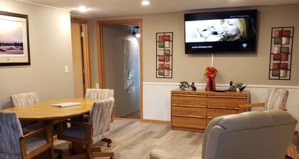 One Mile from Airport!! 3 Bedroom Lodge Sleeps 5 to 7