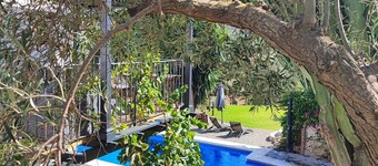 High quality accommodation in tranquil, nature-rich setting with easy access