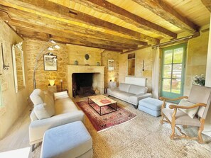 TV - Family home just outside Sarlat (Proissans)