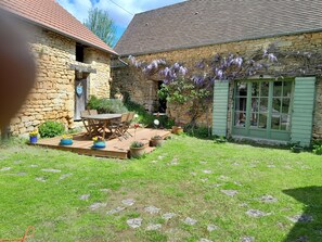 Outdoor dining - Family home just outside Sarlat (Proissans)