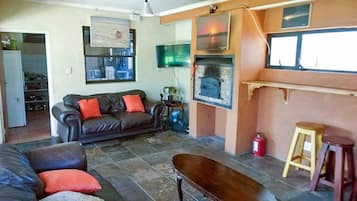 TV, pebolim