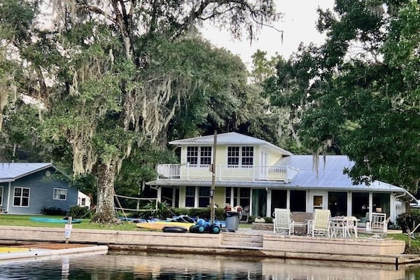 Upper Rainbow River waterfront!