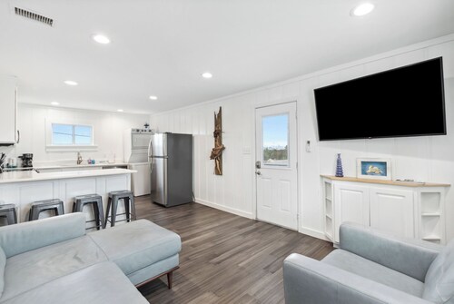 Coastal Cottage - Close to Gulf Shores Beaches/Attractions!