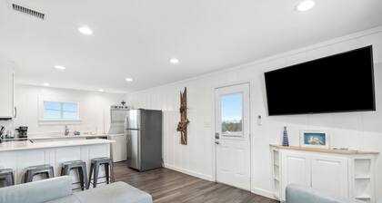 Coastal Cottage - Close to Gulf Shores Beaches/Attractions!