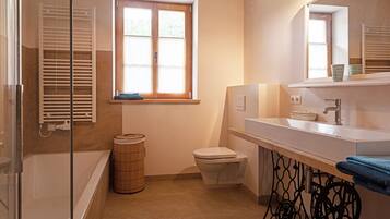 Tina, toallas, papel de baño