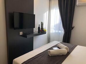 Studio Suite Deluks | Minibar gratis dan didekorasi berbeda-beda