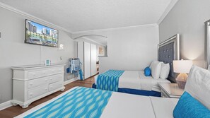 Tabla de planchar con plancha, wifi gratis y ropa de cama