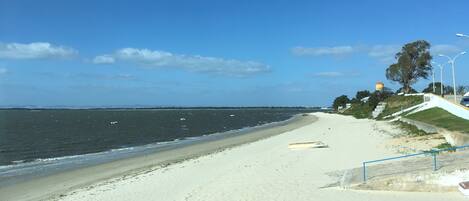 Ligstoelen aan het strand, strandlakens