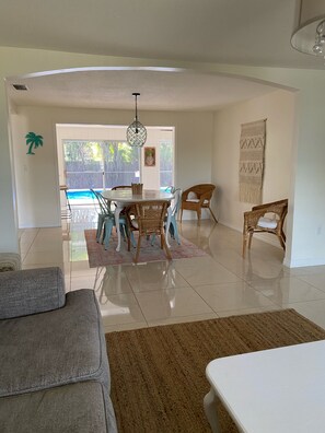 Smart TV, video games, DVD player - 3 bedroom, 2 bathroom private pool home just minutes from Siesta Key! (Sarasota)