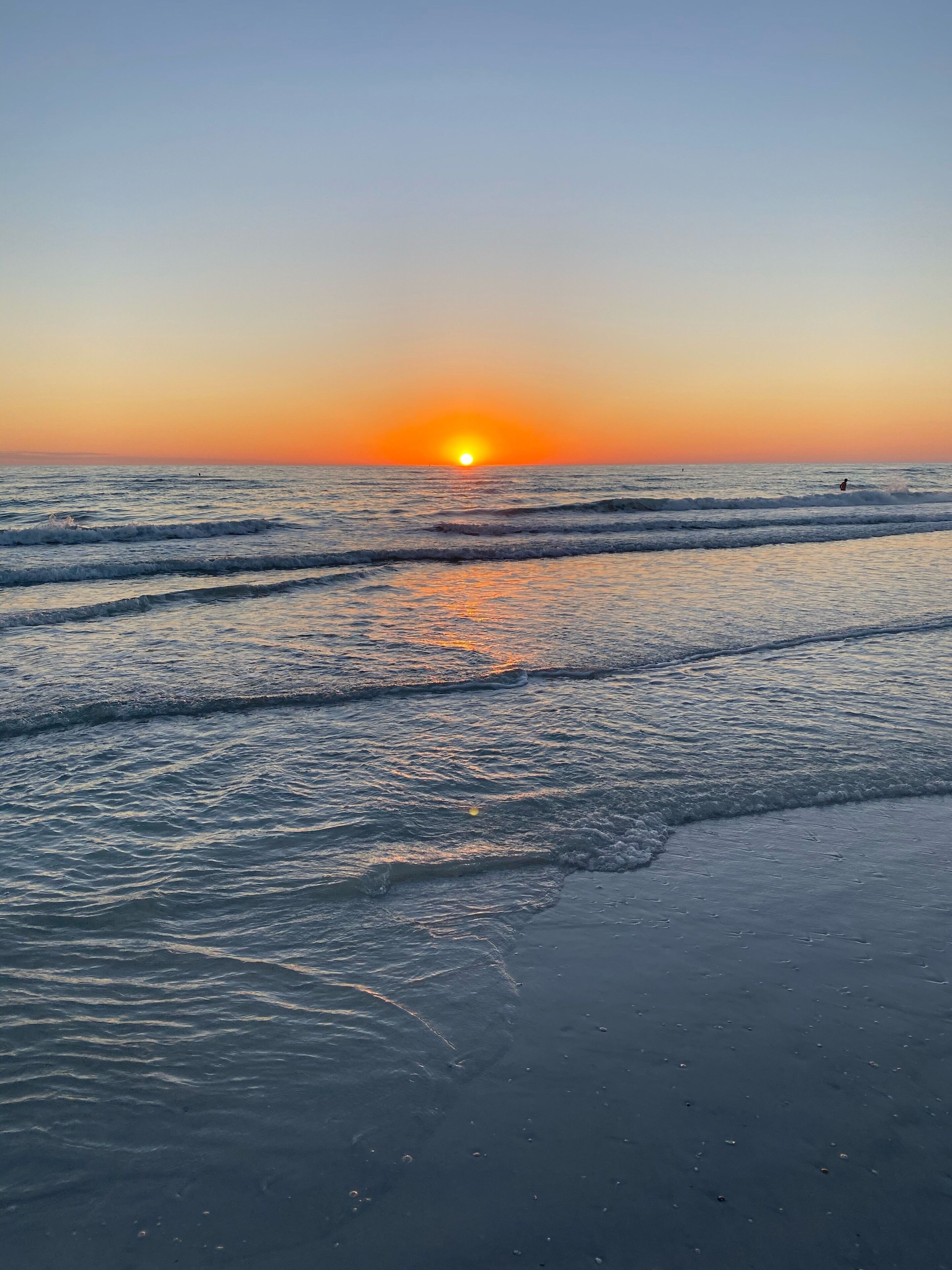 Beach nearby, sun loungers, beach towels