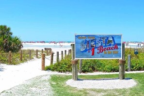 Una spiaggia nelle vicinanze, lettini da mare, teli da spiaggia
