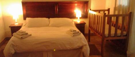 2 عدّة غرف نوم وخزنة داخل الغرفة وواي فاي وملاءات أسرّة