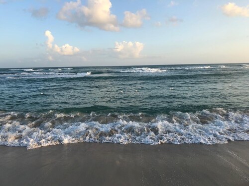 Caribbean Sea 3 Bedroom Fully Furnished Entire apt  Free Internet & Netflix 