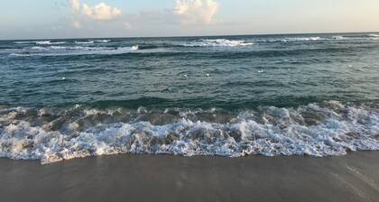 Caribbean Sea 3 Bedroom Fully Furnished Entire apt Free Internet & Netflix