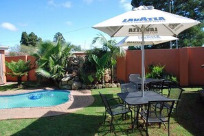 Outdoor pool - D & H Guesthouse Graskop Apt 9 (Graskop)