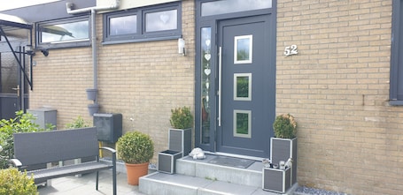 Exterior detail. Toller Bungalow. Das Ferienpark Liegt Direkt am Deich zum Ijsselmeer/strand