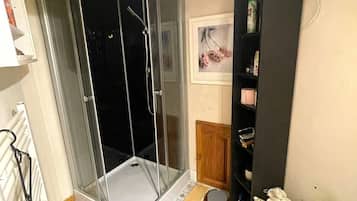 Dusj, hårføner, håndklær og såpe