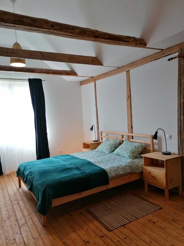 3 bedrooms, iron/ironing board, WiFi, bed sheets